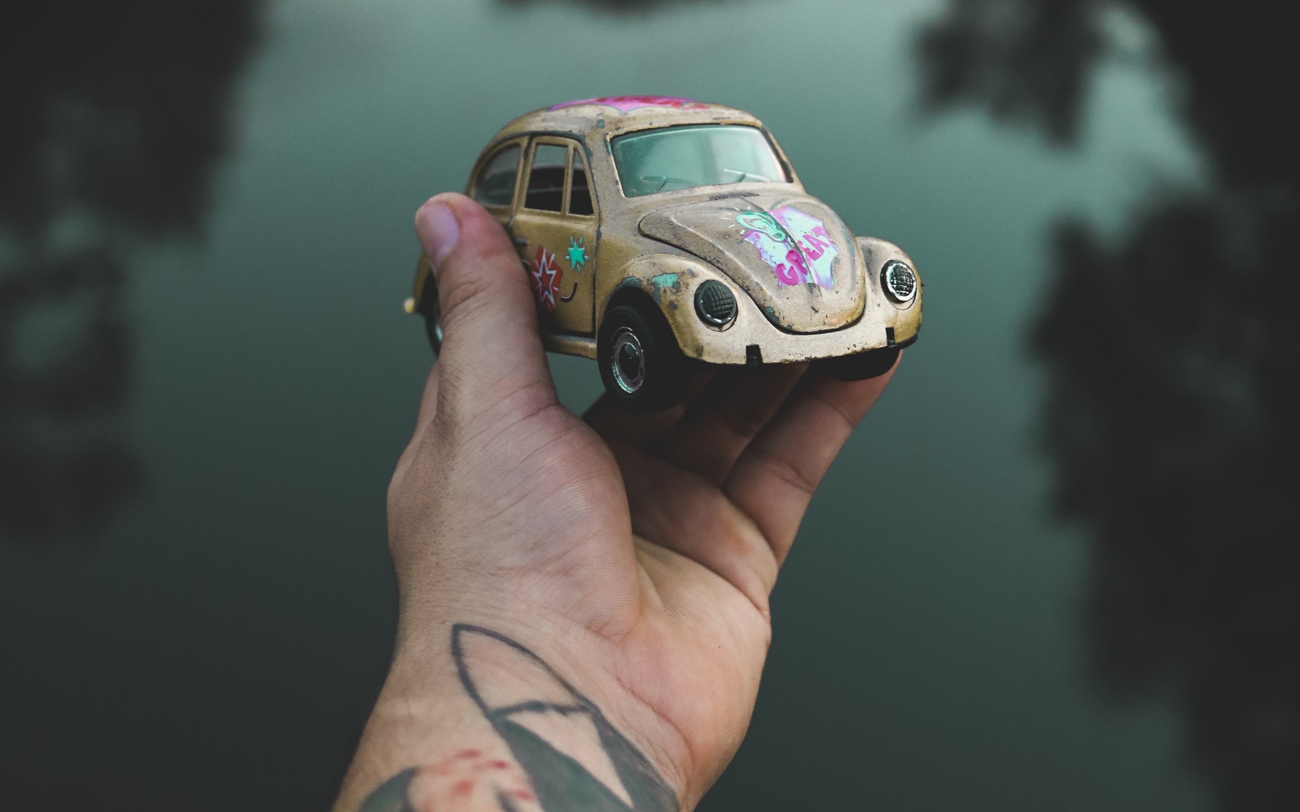 Retro Model Car, Volkswagen Beetle, Hand, Tattoo, Toy - HD Wallpaper 