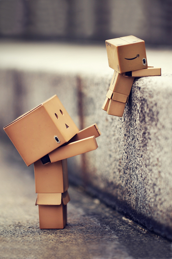 3d Box Robot Helping Up Step Android Wallpaper - Amazon Box Robot - HD Wallpaper 