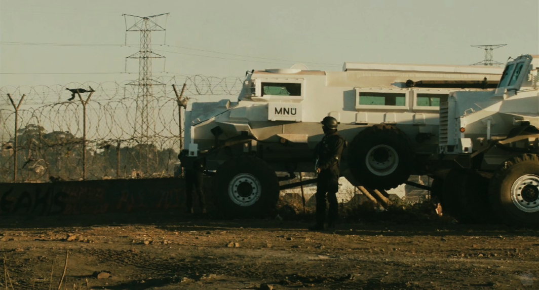 District 9 Multi National United - HD Wallpaper 