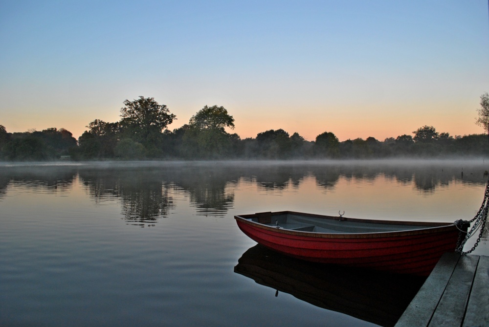 Hatfield Forest Rowing Boat - Hatfield Water Park Lake - HD Wallpaper 