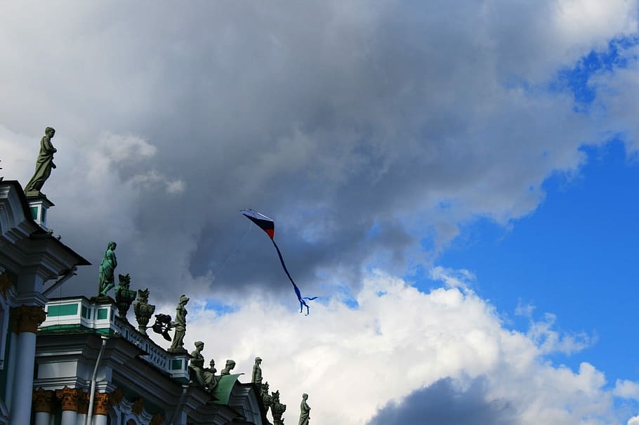 Winter Palace, Clouds, Kite, Flying, Sky, Colors Of - Winter Palace - HD Wallpaper 