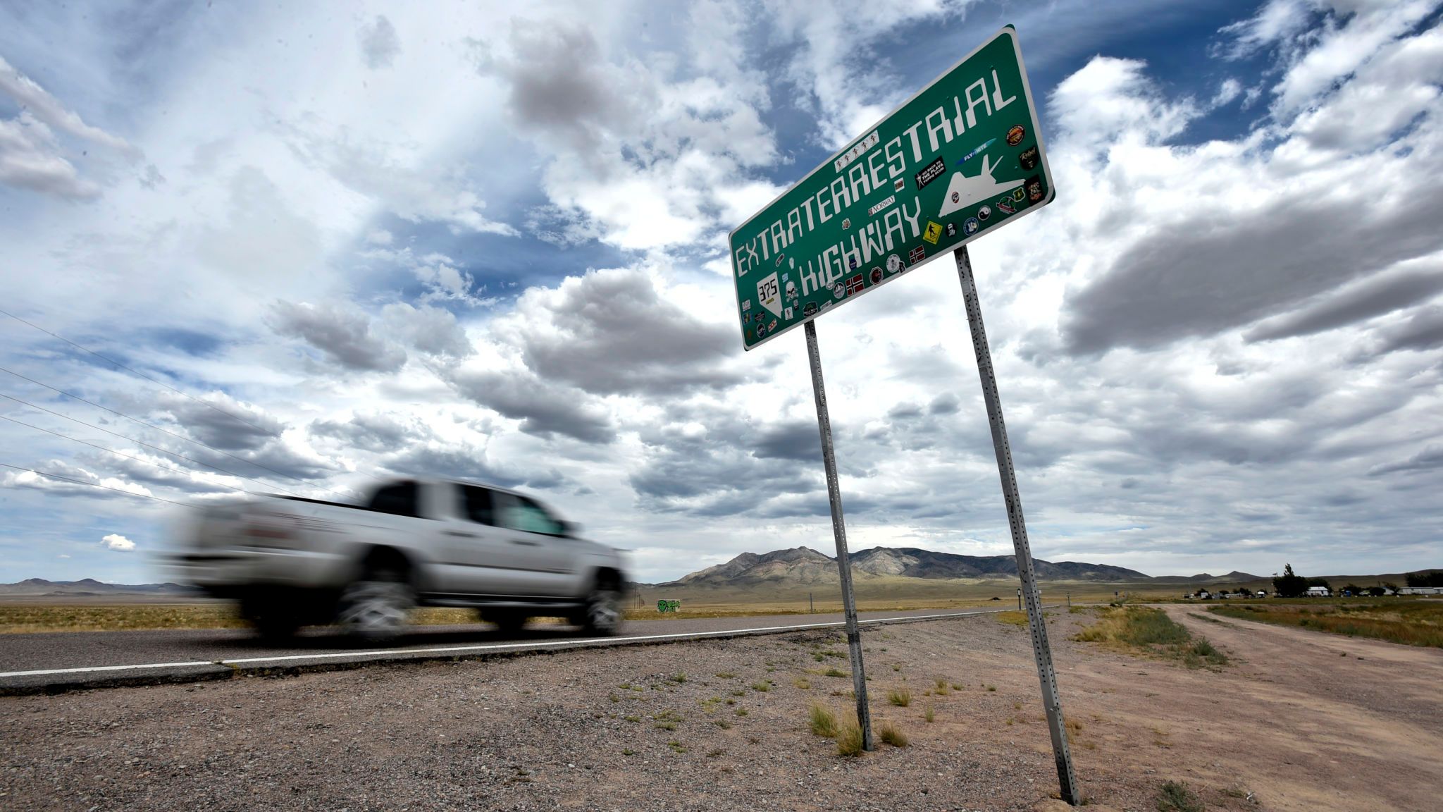 Rachel In Nevada Is The Closest Town To Area - Area 51 Base - HD Wallpaper 