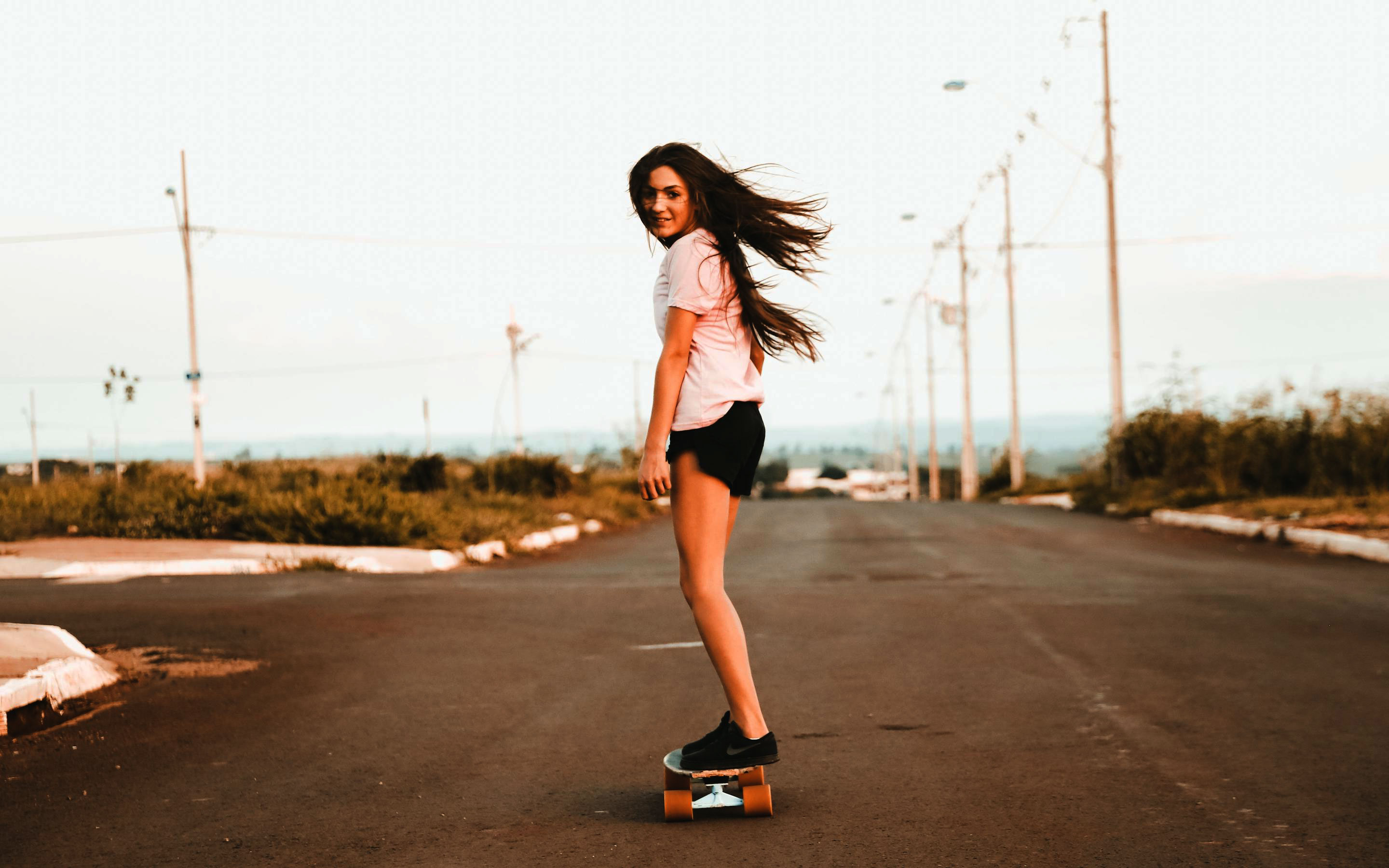 Woman Riding Skateboard Wallpaper 4k - HD Wallpaper 