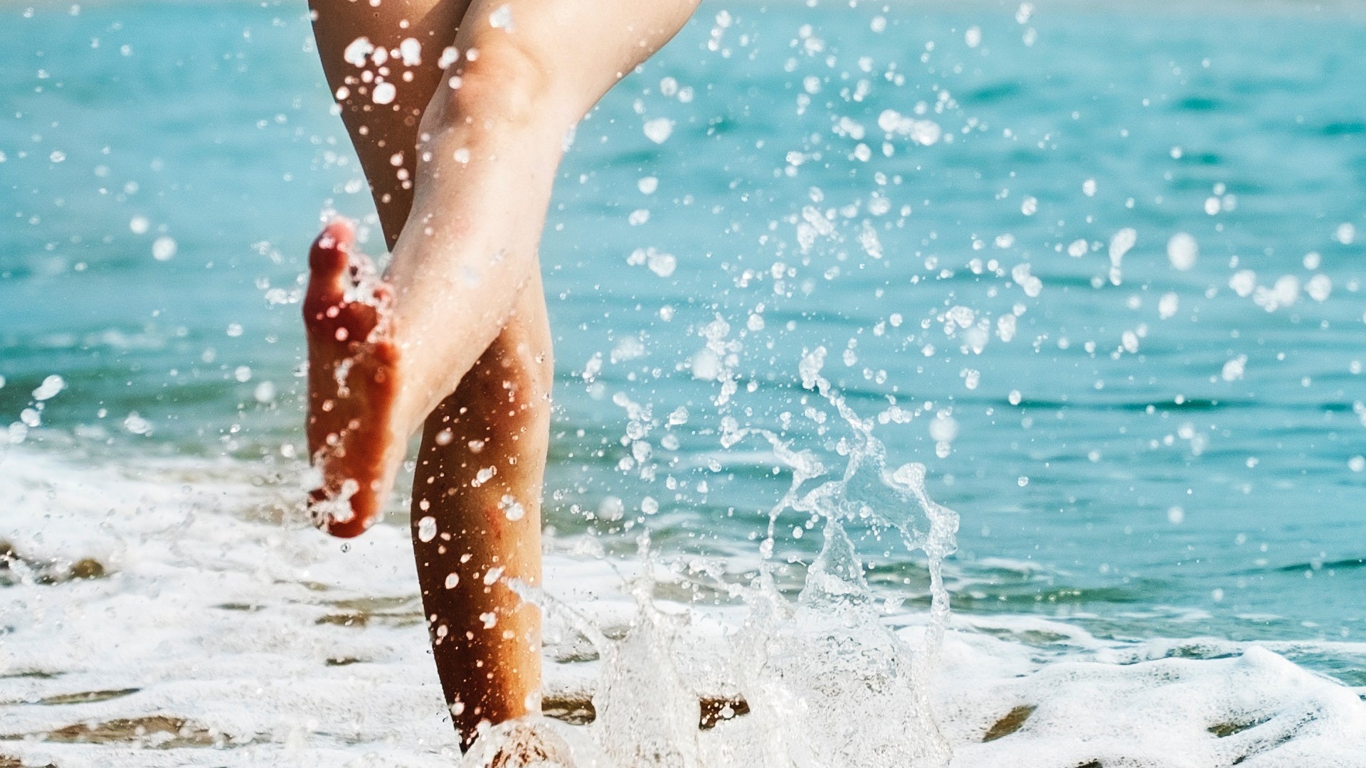 Barefoot Girl On Beach For Summer Fun Hd Pics - Girl In Beach Hd - HD Wallpaper 
