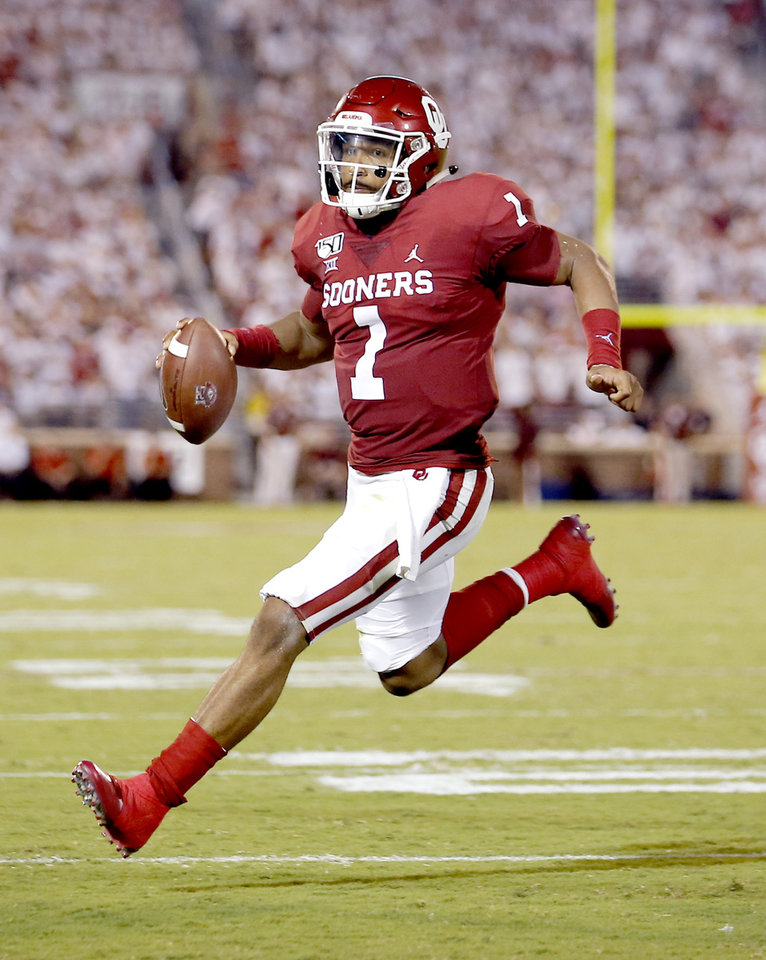 Oklahoma S Jalen Hurts Rushes For A Touchdown In The - Jalen Hurts Oklahoma Sooners - HD Wallpaper 