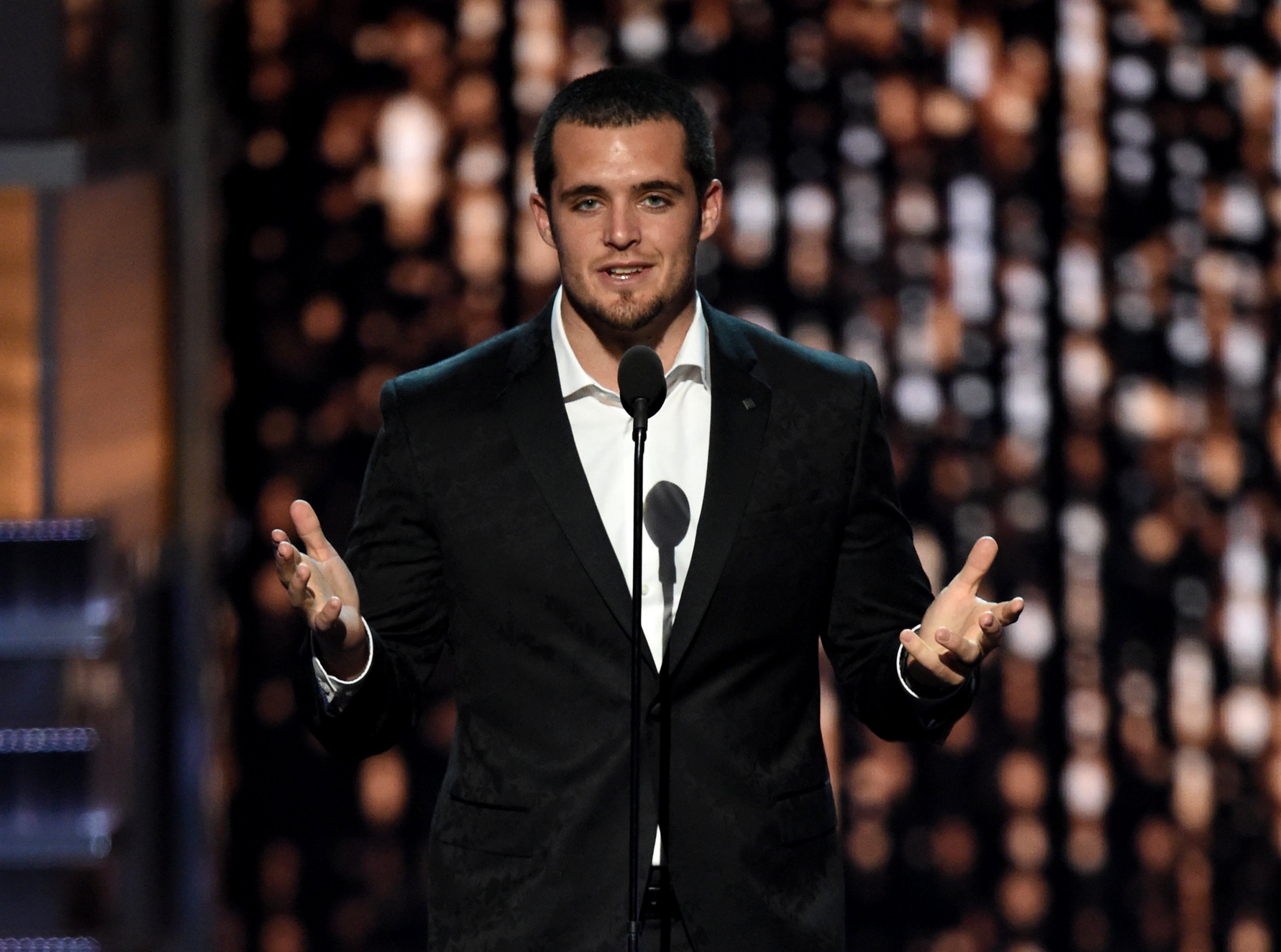Oakland Raiders Quarterback Derek Carr - Gentleman - HD Wallpaper 
