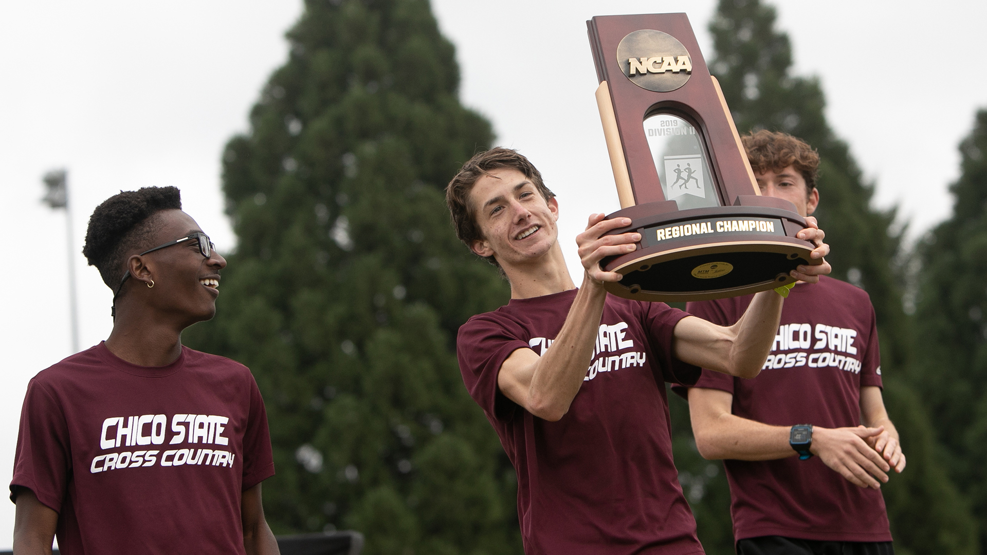Chico State Men S Cross Country Runner Trad Berti Holds - West Region Sports - HD Wallpaper 
