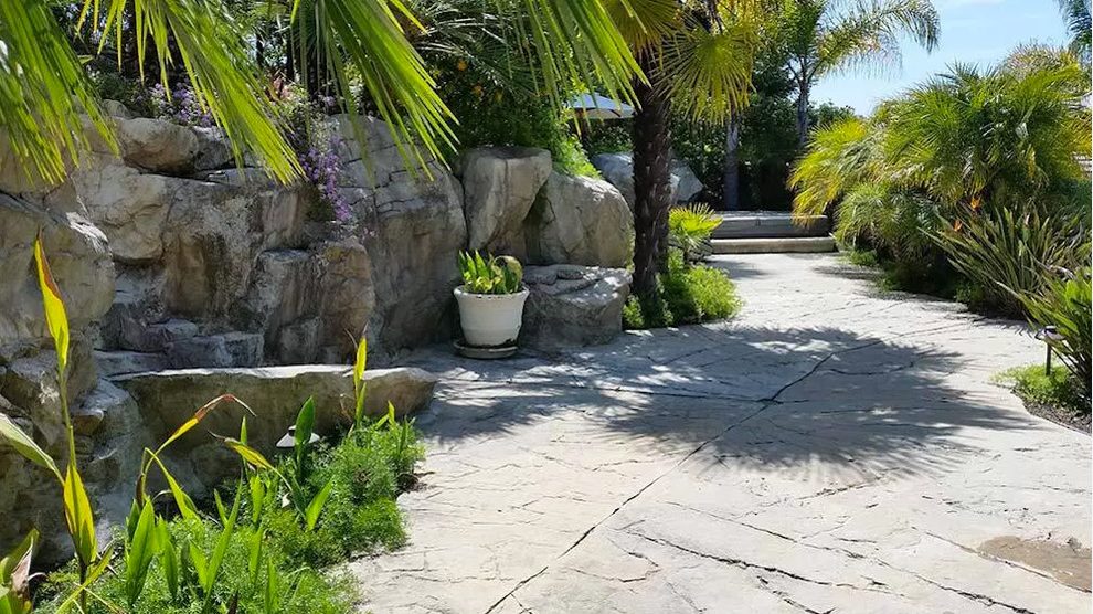 Half Wall Wallpaper Landscape Traditional With - Walkway - HD Wallpaper 