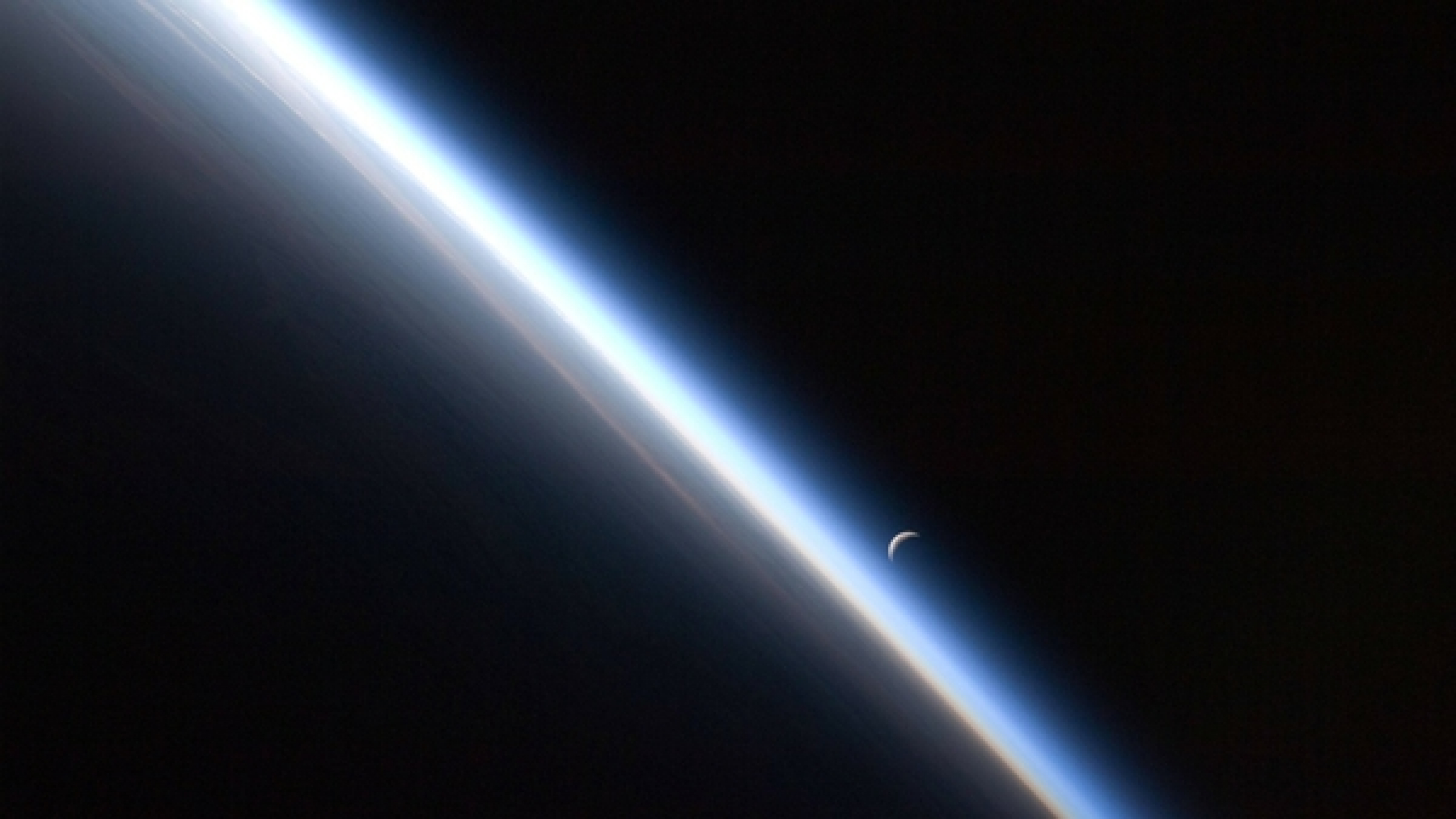 Earth And Moon Wallpaper - HD Wallpaper 