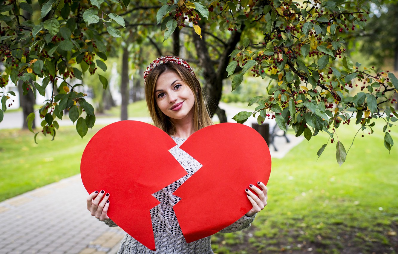 Photo Wallpaper Look, Girl, Love, Smile, Park, Heart, - Dziewczyna I Złamane Serce - HD Wallpaper 