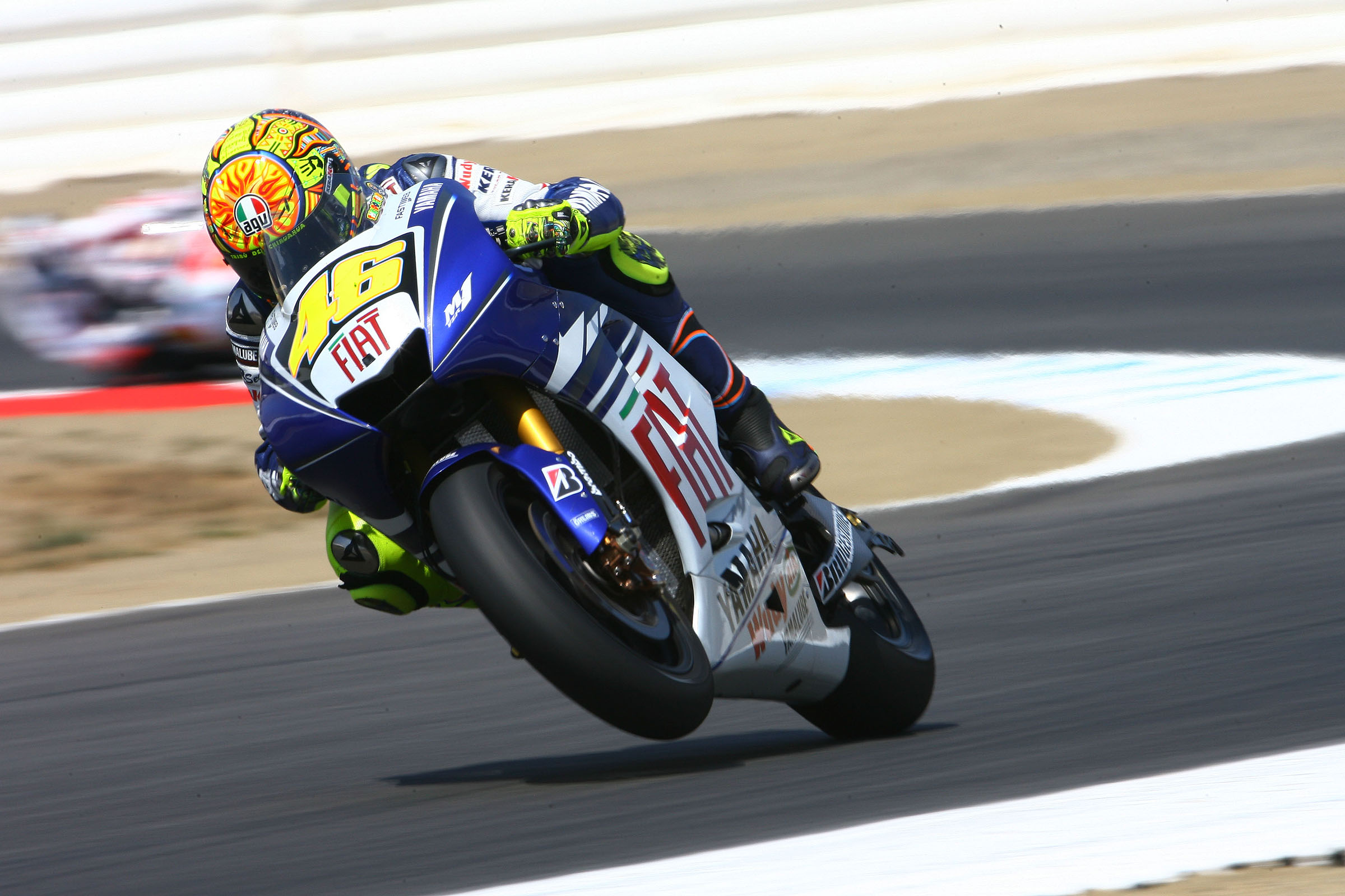 Yamaha Wheelie Sportbike - Valentino Rossi - HD Wallpaper 