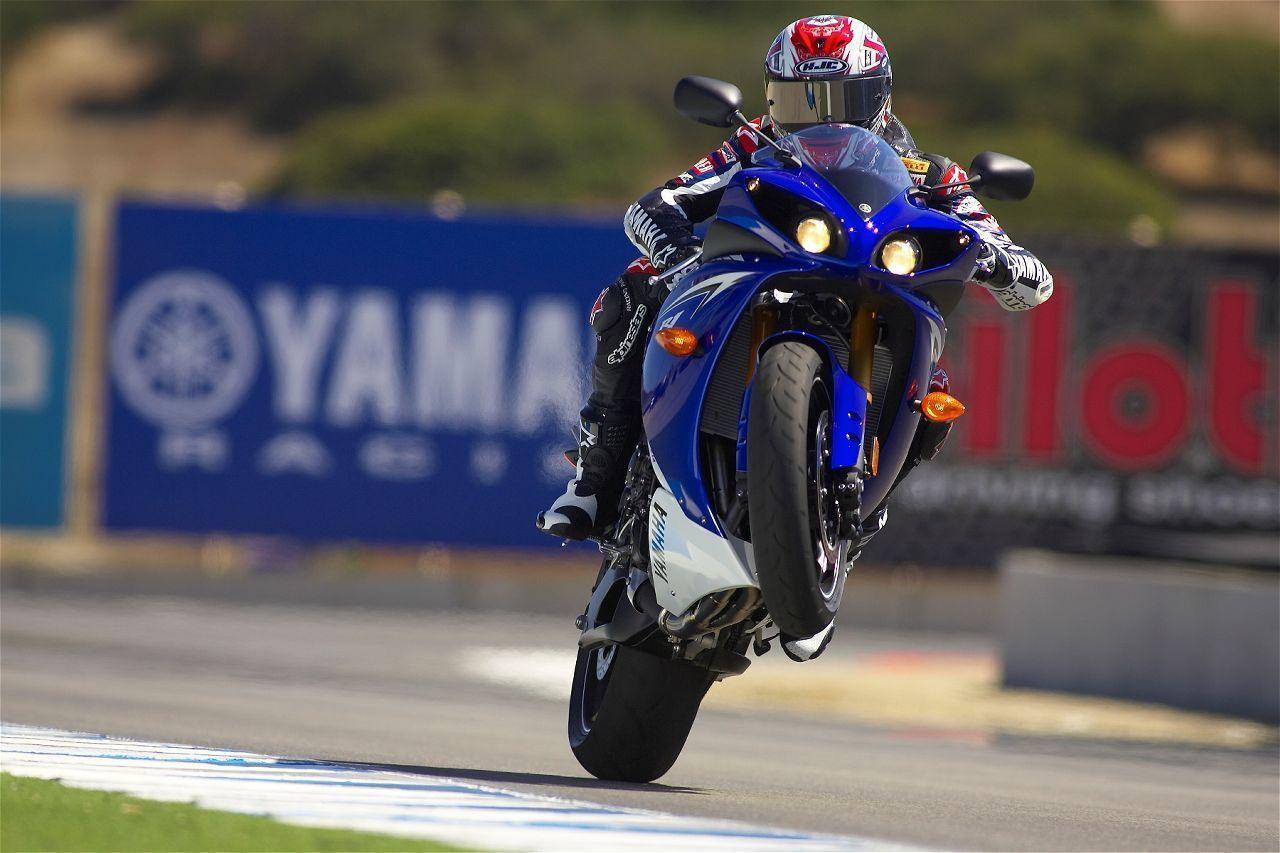 Yamaha R1 In Action - HD Wallpaper 