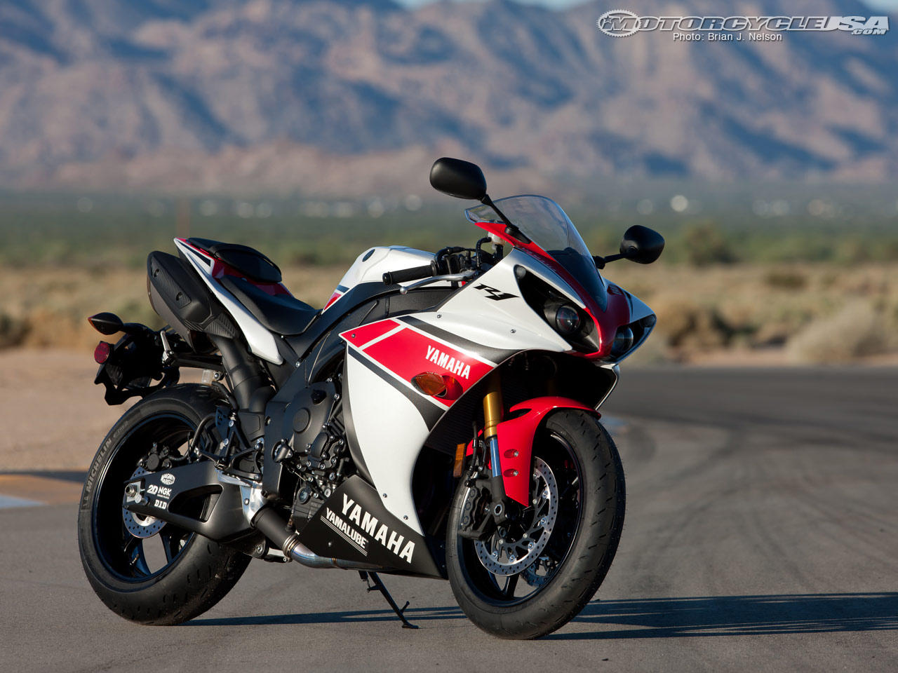 Hq Yamaha Yzf-r1 Wallpapers - Yamaha R1 2012 - HD Wallpaper 