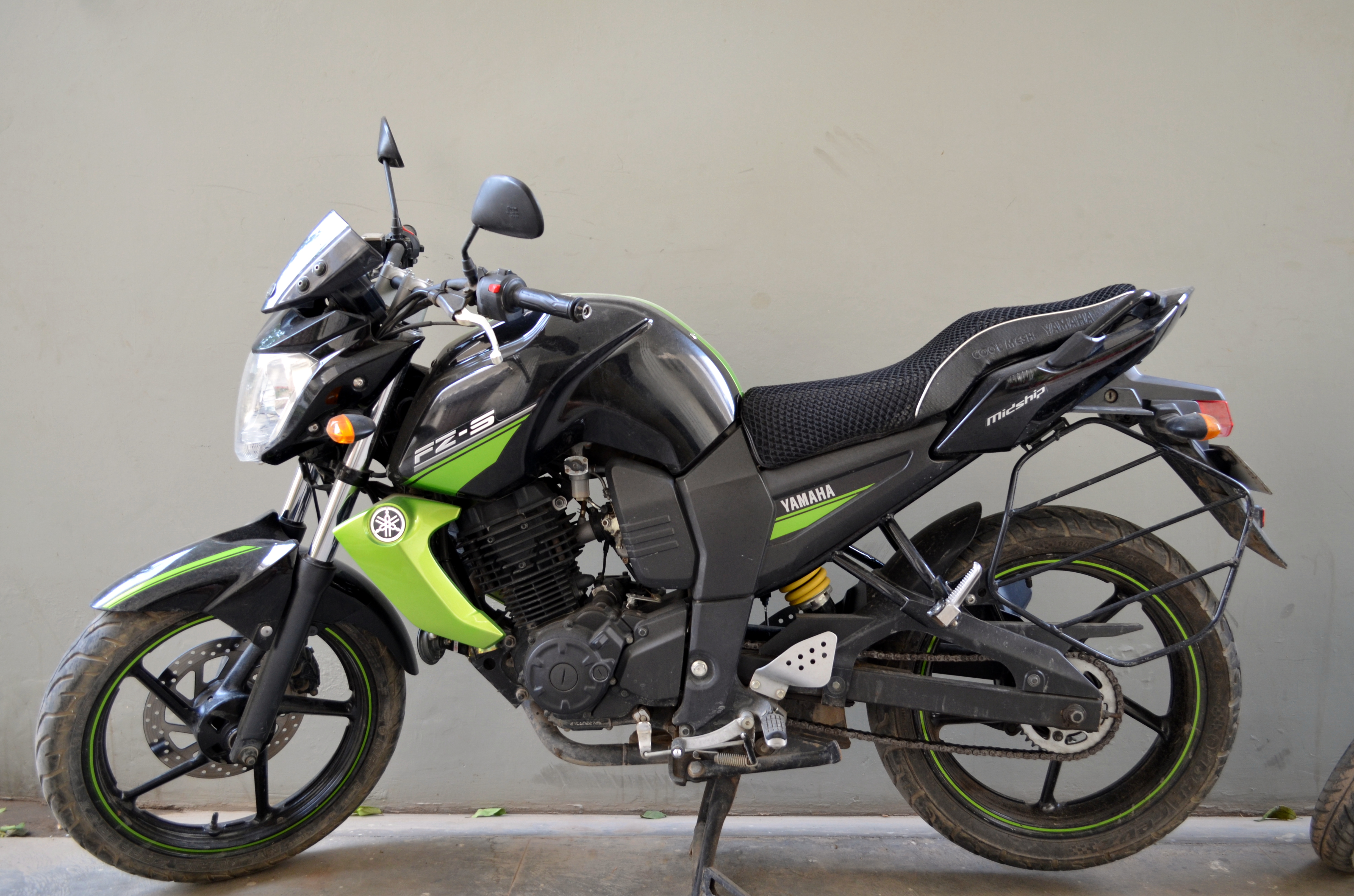 Fz 2013 Model Green - HD Wallpaper 