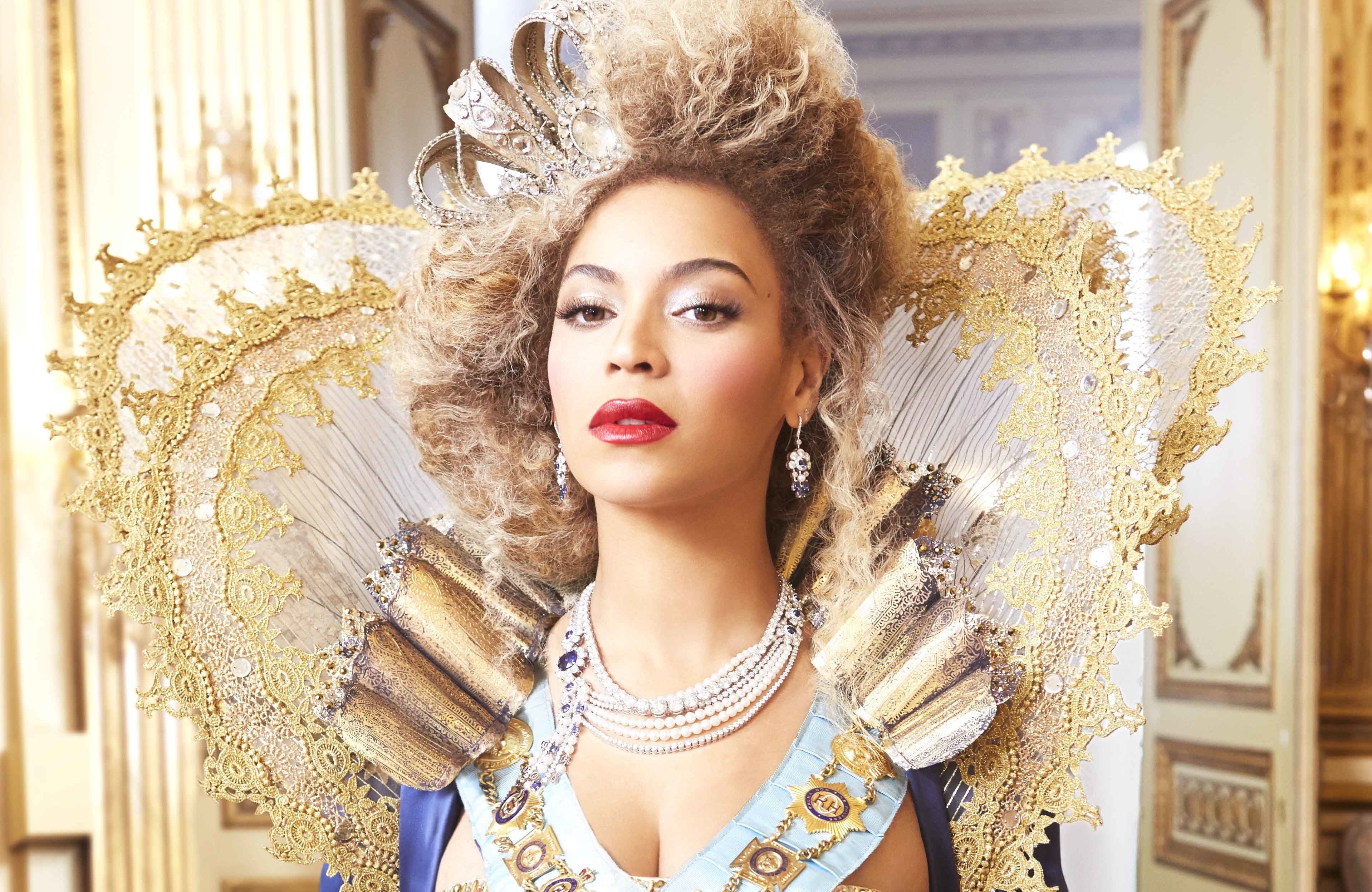Photo Wallpaper Decoration, Crown, Dress, Hairstyle, - Beyonce Mrs Carter Promo - HD Wallpaper 