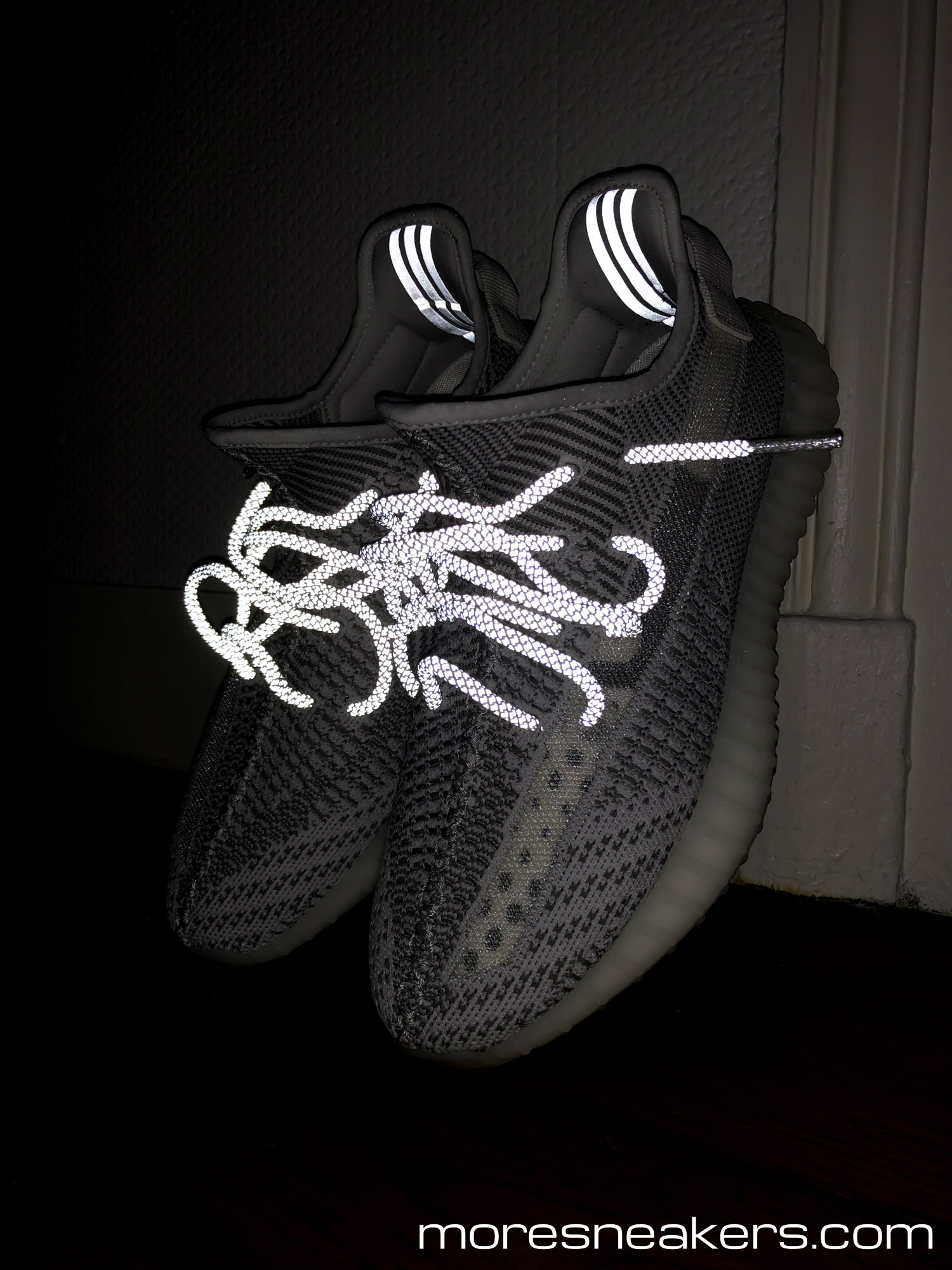 Yeezy 350 V2 Black Non Reflective - HD Wallpaper 