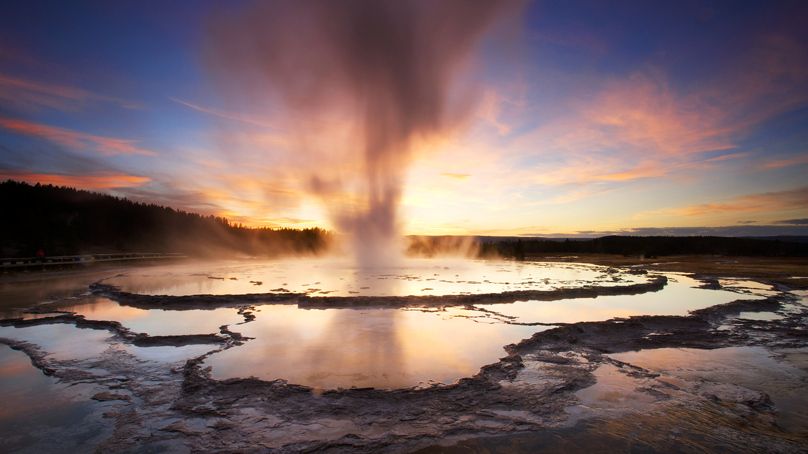 National Parks Wallpapers National Geographic - Yellowstone Geysers - HD Wallpaper 