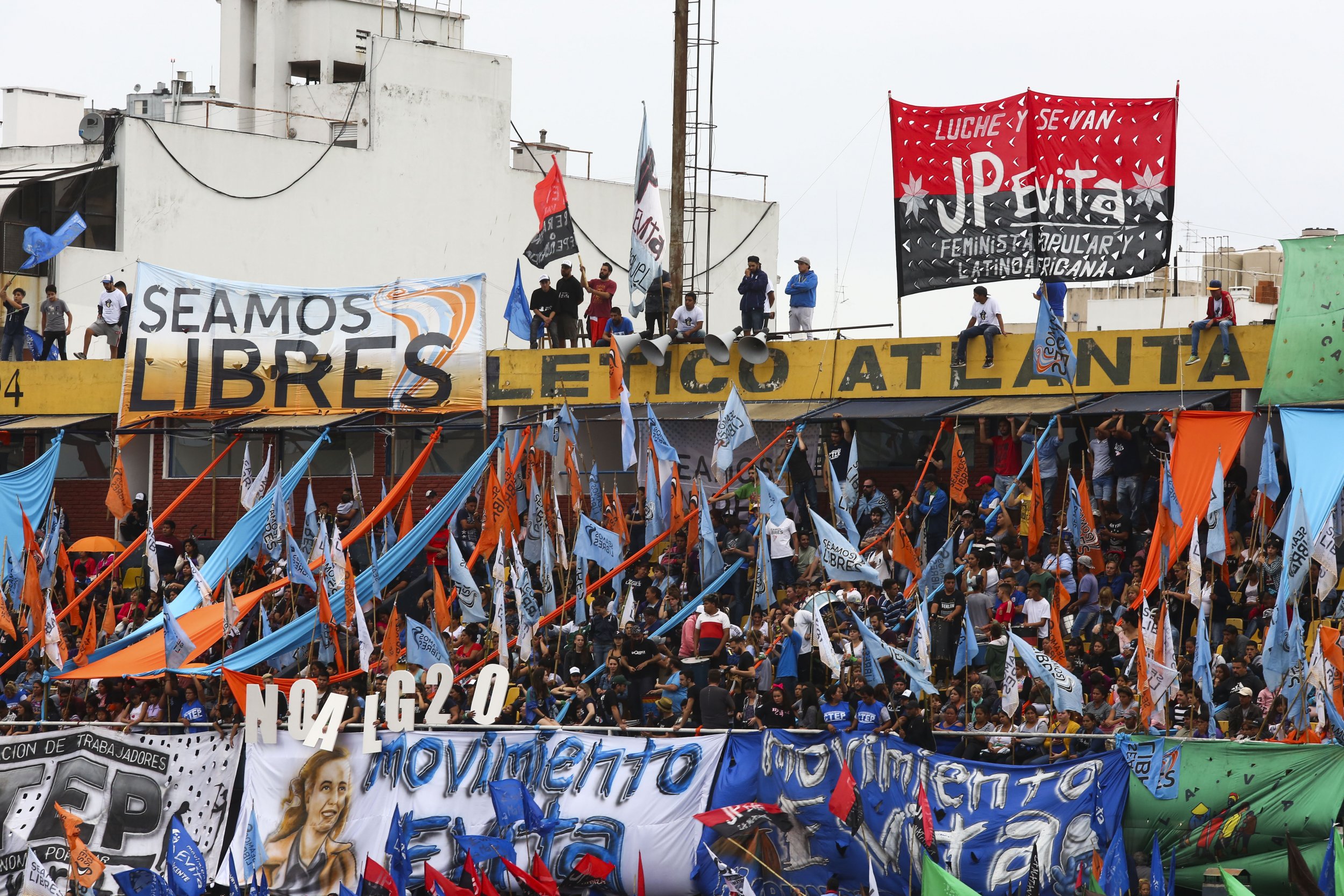 Gettyimages-1073382648 - Crowd - HD Wallpaper 