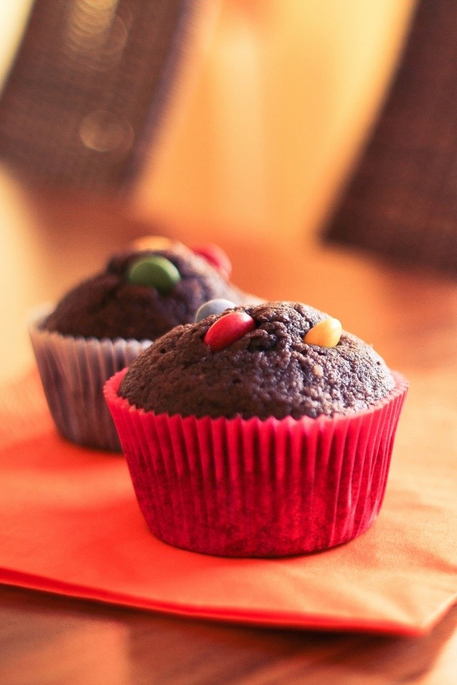 Two Delicious Yummy Muffins Mobile Wallpaper Mobiles - Chocolate Cupcakes Wallpaper Iphone - HD Wallpaper 