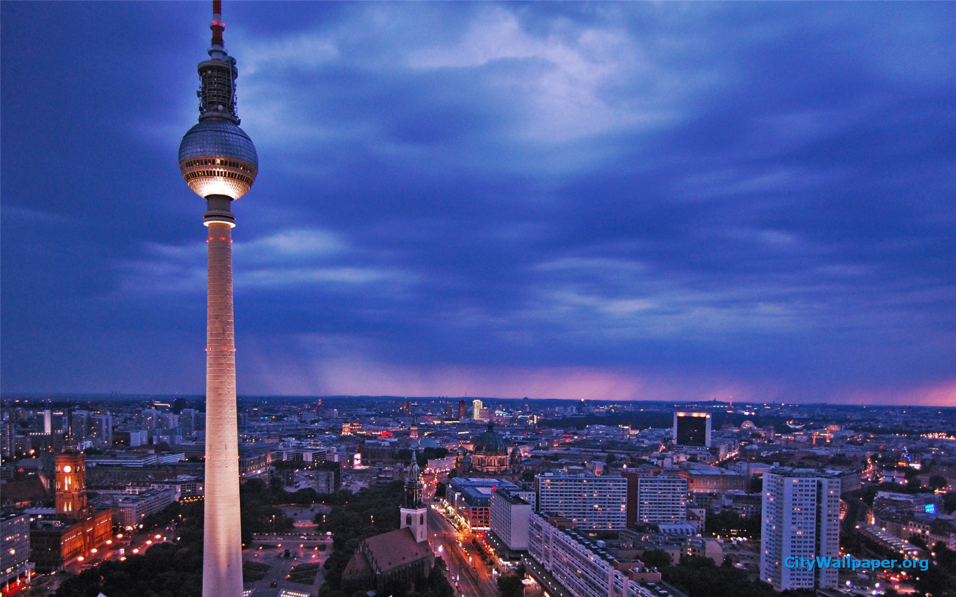 Fernsehturm Berlin At Night - HD Wallpaper 