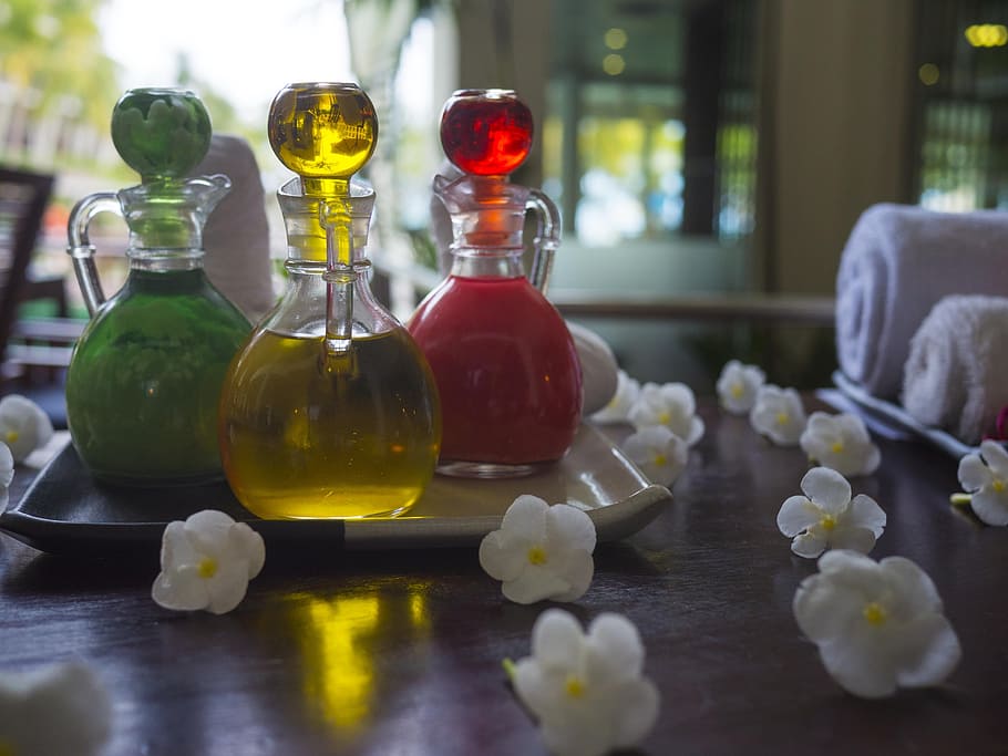 Three Yellow, Red, And Green Cruets In Tray, Essential - Oil Bottle Spa - HD Wallpaper 