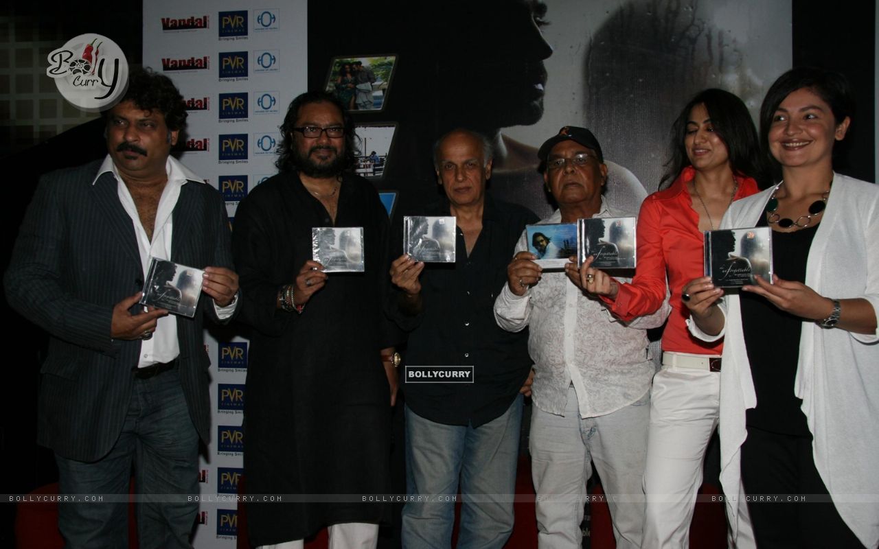 Pooja Bhatt, Sabrina And Mahesh Bhtt At Ismail Darbar - Award Ceremony - HD Wallpaper 