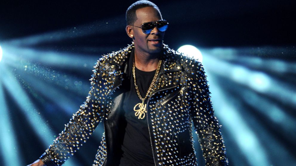 R Kelly On Stage - HD Wallpaper 