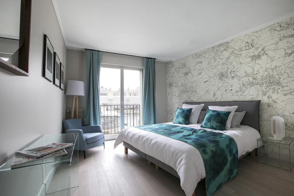Graphic Hand-draw Wallpaper Bedroom Furnished Apartment - Cole And Son Wallpaper In Bedroom - HD Wallpaper 
