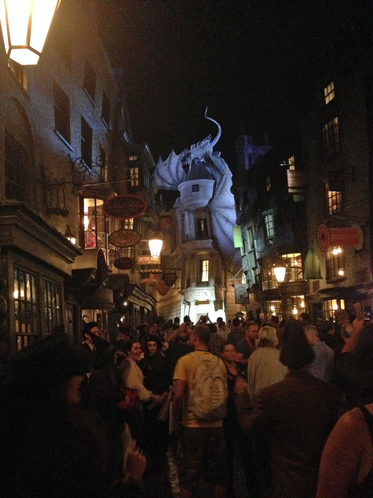 Universal Orlando Diagon Alley During Christmas - HD Wallpaper 