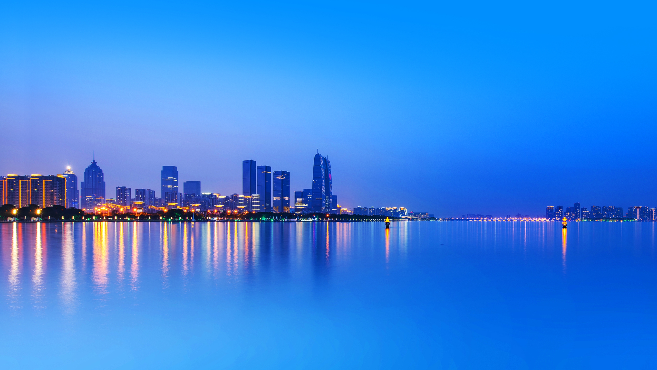 Dusk, Cityscape, Skycrapers, Lights, Reflection, Water, - Cityscapes - HD Wallpaper 