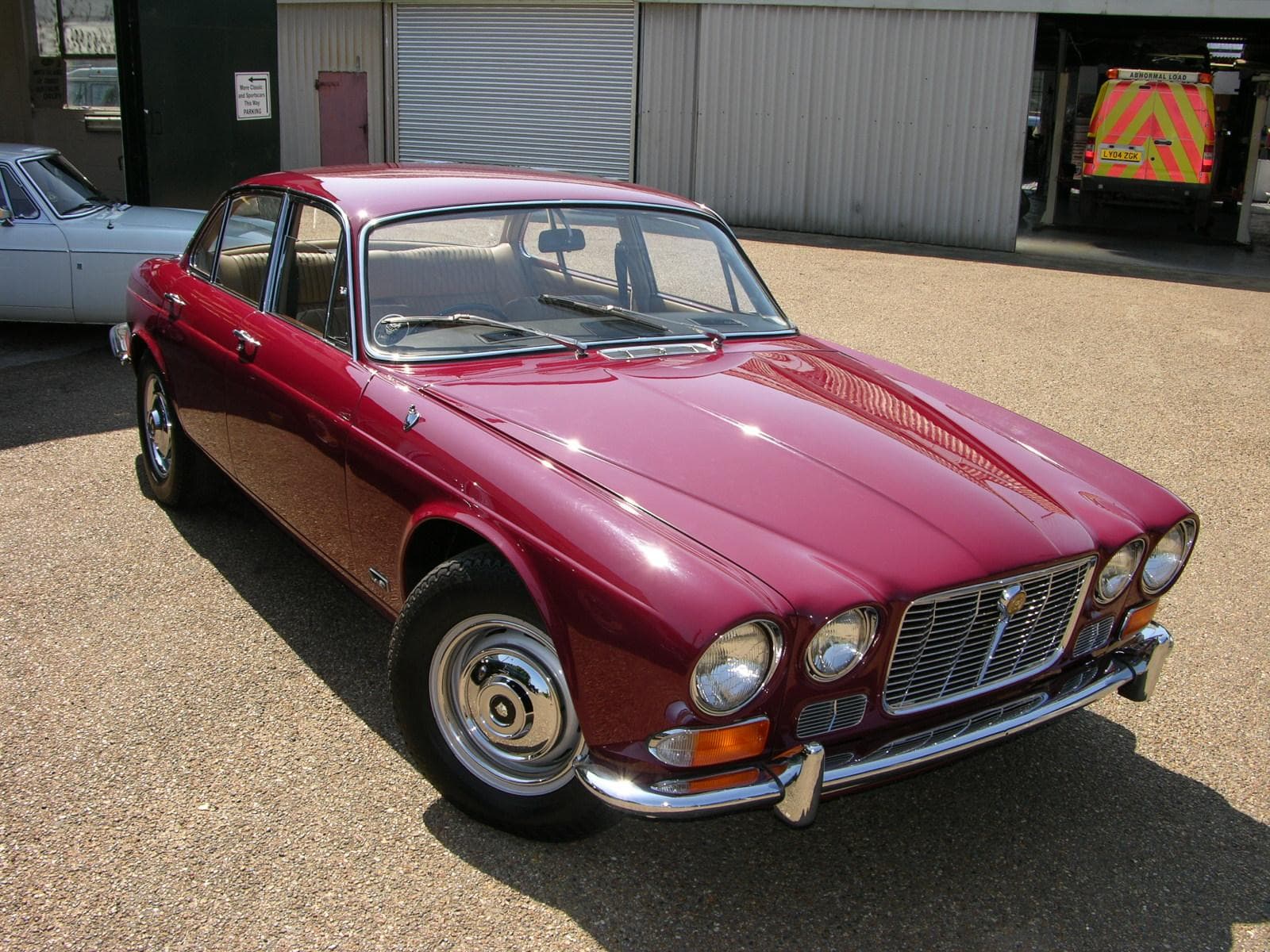 1968 Jaguar Xj6 Download - Jaguar Xj6 4.2 Serie 1 - HD Wallpaper 