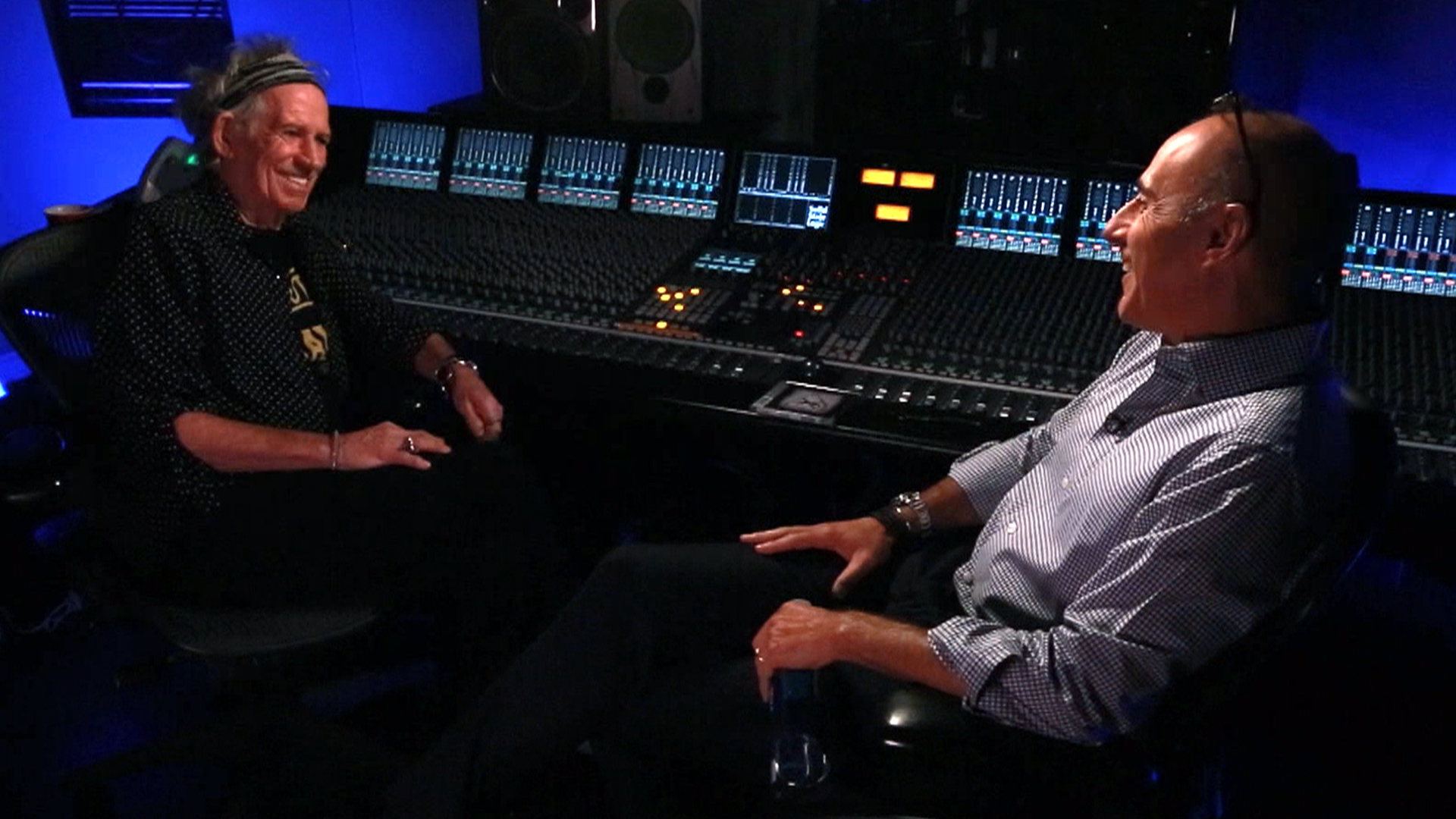 Sitting - HD Wallpaper 