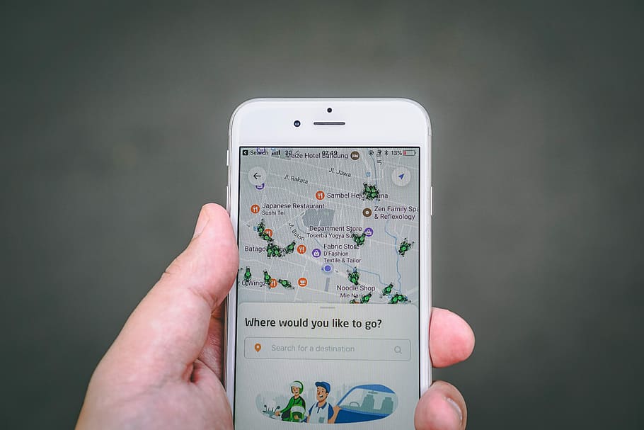 Person Holding Silver Iphone 6, Hand, Map, Travel, - Navigation Iphone App - HD Wallpaper 