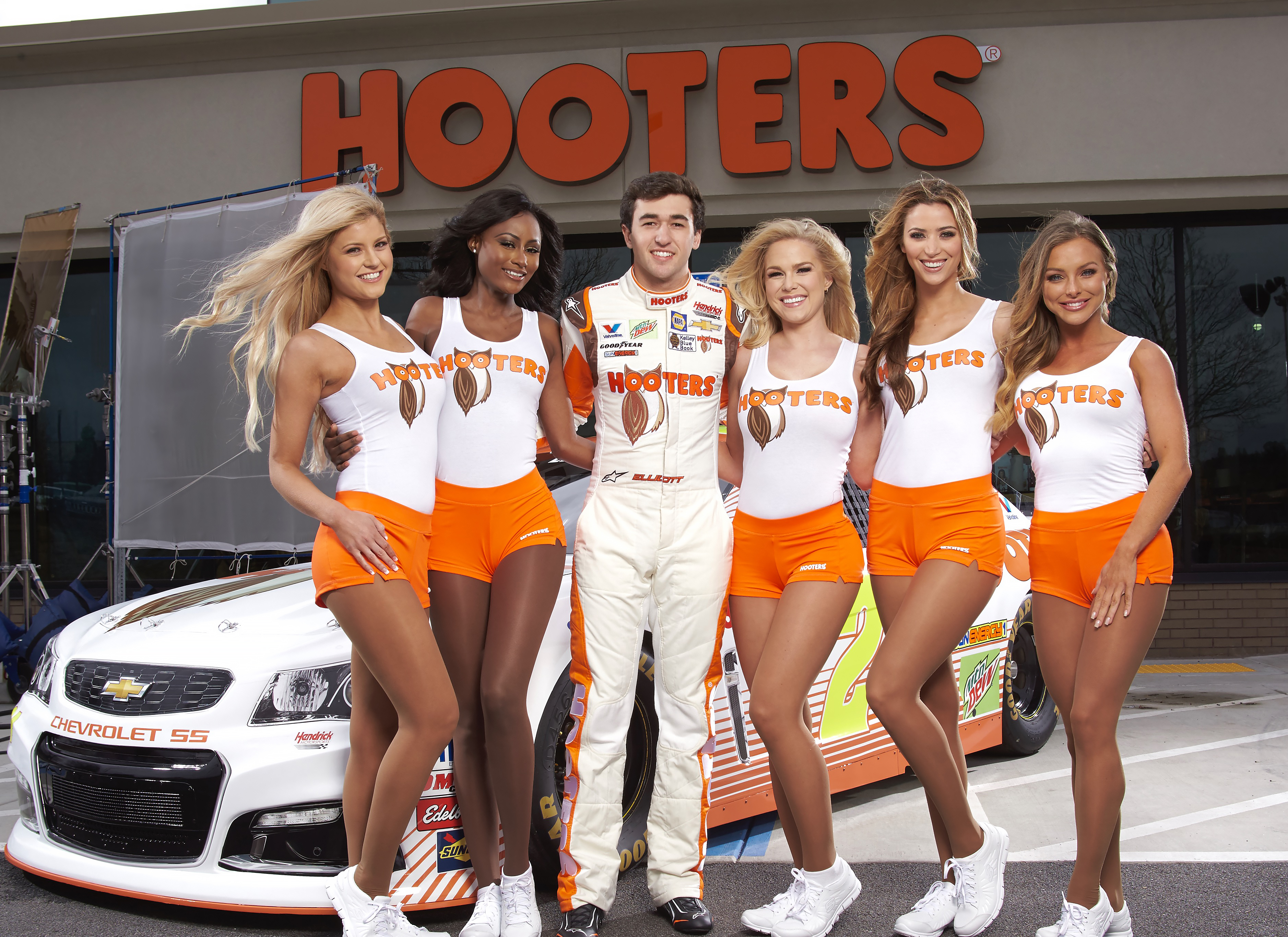 Hooters To Sponsor Chase Elliott Beginning In 2017 - Chase Elliott Hooters Girls - HD Wallpaper 