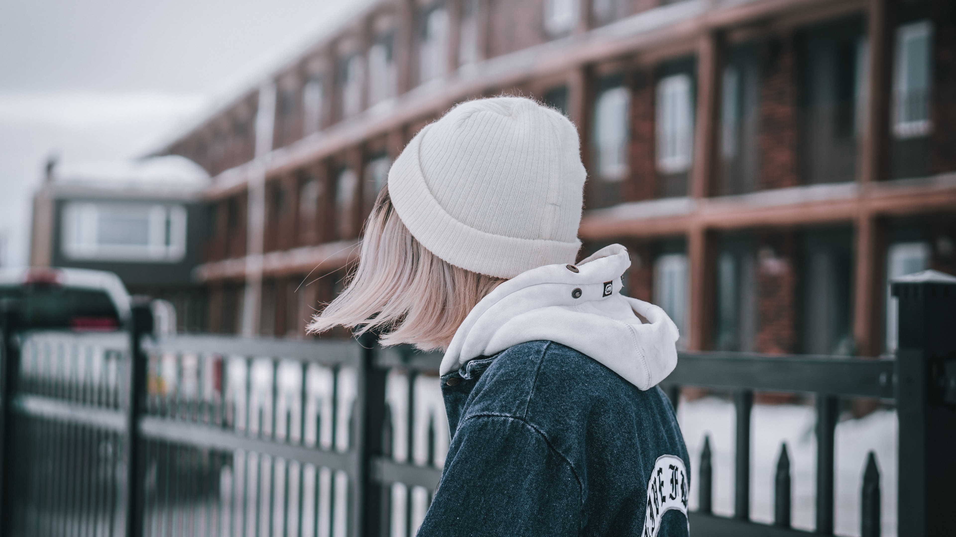 Wallpaper Short Hair Girl Back View, Hat, Coat, City - Cap Girl Wallpaper Hd - HD Wallpaper 