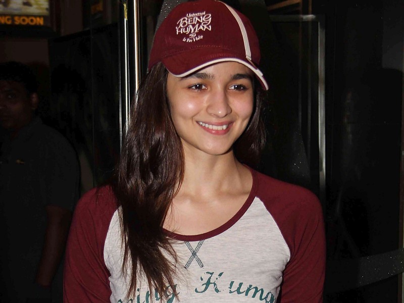 Cute Smile Of Beautiful Popular Actress Alia Bhatt - Alia Bhatt In Topi - HD Wallpaper 