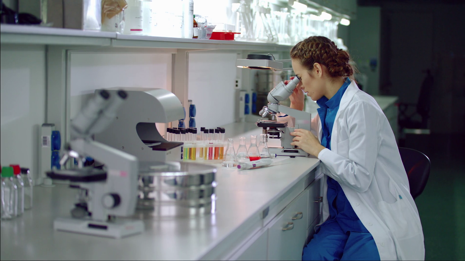 Woman Scientist Start Working With Microscope - Microbiology Laboratory - HD Wallpaper 