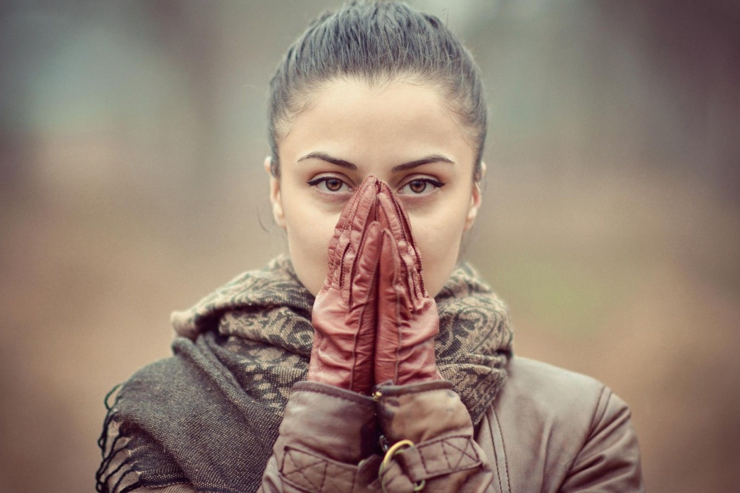 Girl, Face, Beautiful, Hands, Gloves, Nose, Winter, - Woman - HD Wallpaper 