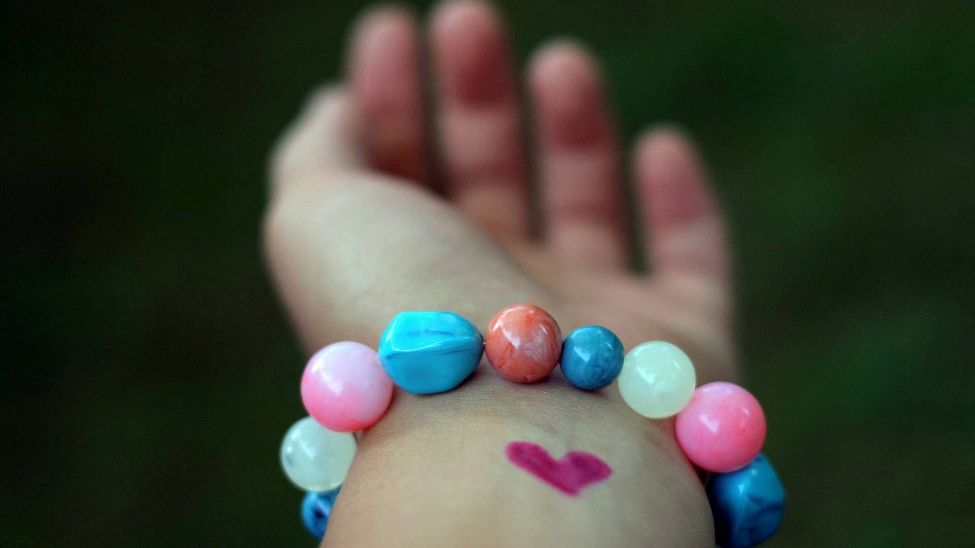 Love Symbol In Hand Hd Wallpapers - Full Hd Love Symbol - HD Wallpaper 