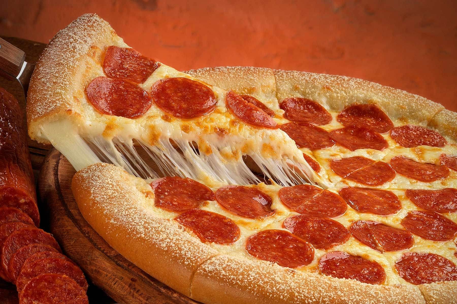Pepperoni Pizza With Cheese - HD Wallpaper 