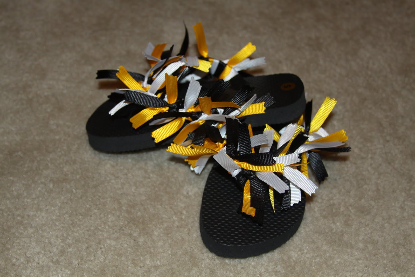 Steelers Colors Black And Gold 35 Free Wallpaper - Flip-flops - HD Wallpaper 