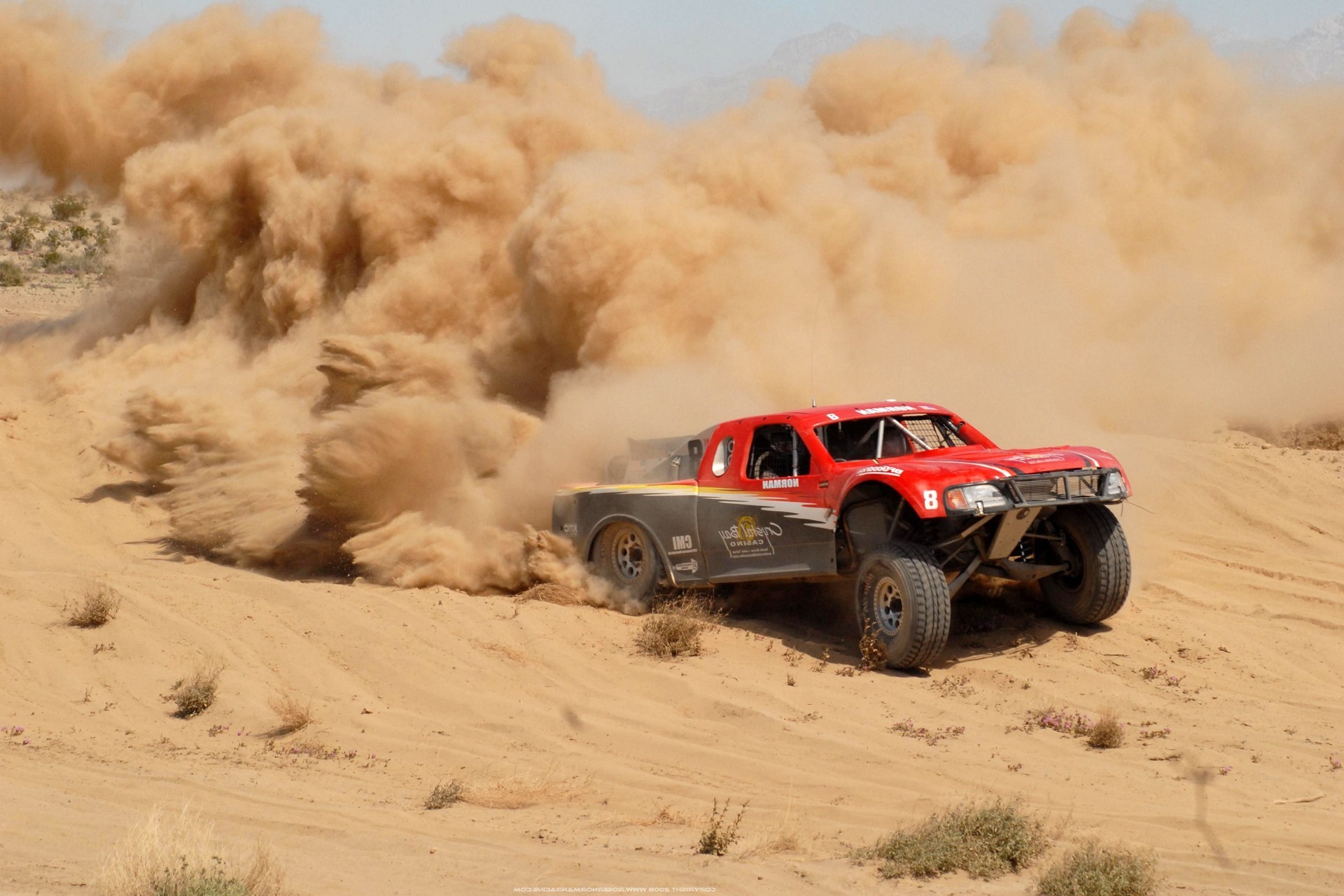 Racing Vehicle Desert Dust Sand Landscape - Off-road Vehicle - HD Wallpaper 