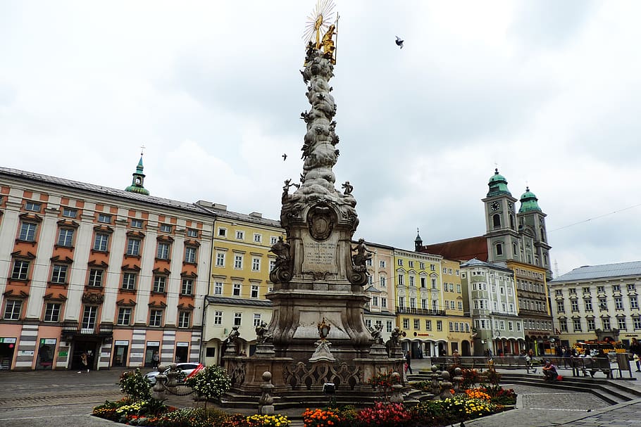 Linz, Holy Trinity Column, Plague Column, Sculpture, - Linz's Main Square - HD Wallpaper 