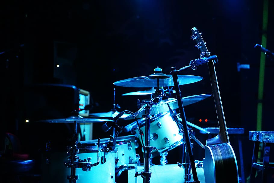 White Drum Kit, Stage, Microphone, Performance, Site, - Playing Drums On Stage - HD Wallpaper 