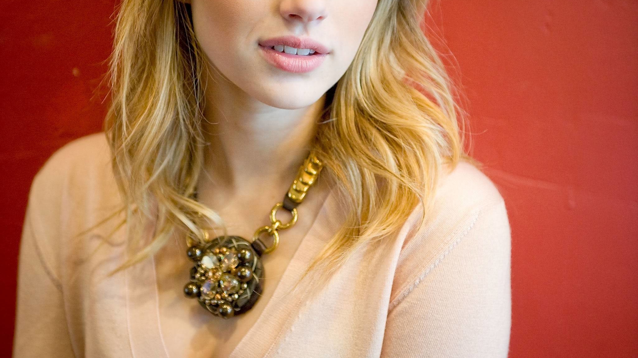 Emma Roberts Pink Sweater - HD Wallpaper 