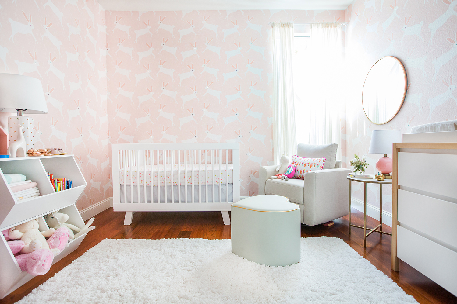 Pink And White Nursery With Bunny Wallpaper - Nursery Room Themes - HD Wallpaper 
