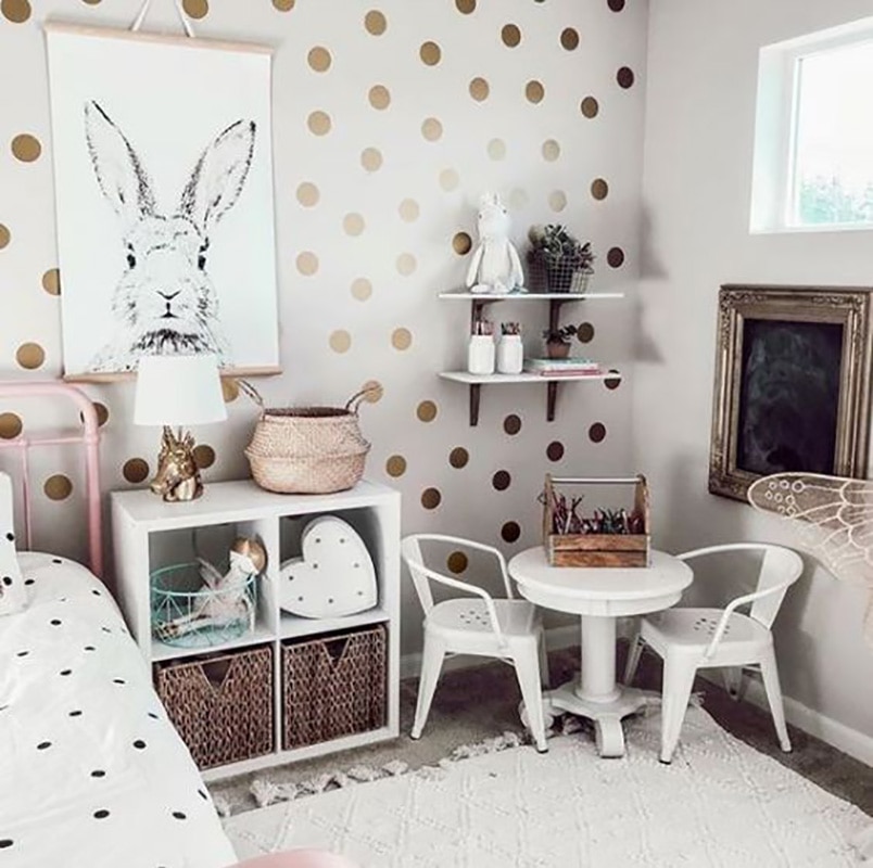 Polka Dots Wallpaper In Living Room - HD Wallpaper 