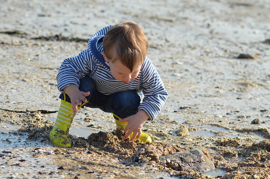 Child, Beach, Sand, Family, Sea, Happy, Summer, Children, - Montessori Education - HD Wallpaper 