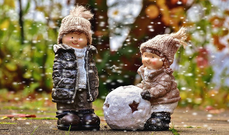 Boy, Black, Coat, Woman, Brown, Holding, Snowball Figurines - Boy And Girl Tree - HD Wallpaper 