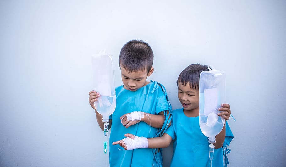 Two Patient Boys Holding Dextrose Bags, Children, Blue, - Niños Enfermos - HD Wallpaper 